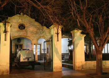 Horror en Las Heras: Frenó en un semáforo, lo secuestraron y prendieron fuego el auto con él adentro