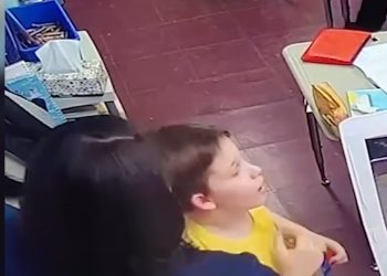 Así una maestra logró salvarle la vida a un alumno que se ahogaba con una tapita de plástico