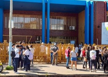 Cuatro chicos abusaron de una nena de 6 años en el colegio: “La encerraron en el baño, le bajaron el pantalón”