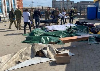Decenas de muertos en un ataque de Rusia a una estación de tren repleta de civiles que huían de Ucrania
