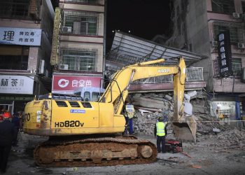 Derrumbe de un edificio en China: buscan a decenas de desaparecidos