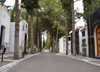 Conmoción en Neuquén: Desenterraron los restos de sus abuelos para cremarlos y en la tumba encontraron un tercer cuerpo