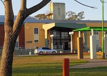 Dos hermanos discutieron con un compañero dentro del aula, sacaron un cuchillo y lo apuñalaron