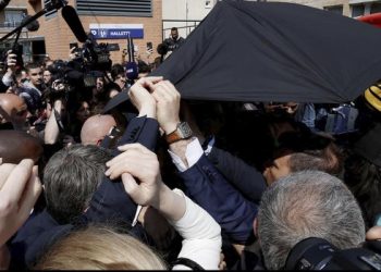 En su primera aparición pública tras la reelección, Macron fue echado a los tomatazos
