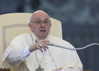 Francisco lamenta que los jóvenes sean quienes «pagan el precio más alto» de las guerras