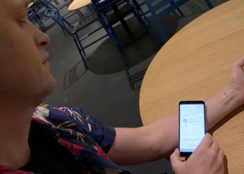 Furor por los implantes de microchip que te permiten pagar con la mano