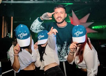 El músico y cantante local Gino se presentó en un boliche de Buenos Aires