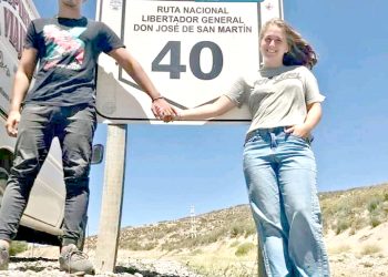 Recorren el continente en camioneta y venden sus productos para poder costear el viaje