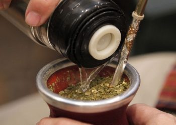 Lo increparon en Inglaterra por tomar mate y su respuesta se hizo viral