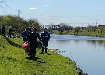 Macabro: hallaron un cadáver acribillado a balazos flotando en un río