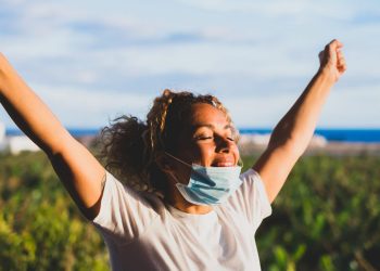 Nueva fobia tras dejar de usar el barbijo: Qué es el síndrome de la cara vacía y cómo superarlo