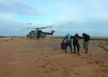 Como en una película: Rescataron a seis náufragos que pidieron ayuda con un mensaje dentro de una botella