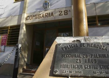 Robaba con una bolsa en la cabeza para no ser identificado por su particular look