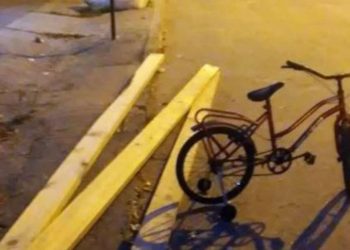 Robó una bici y tres maderas de una casa: la familia lo desnudó, le dio una paliza y está en coma