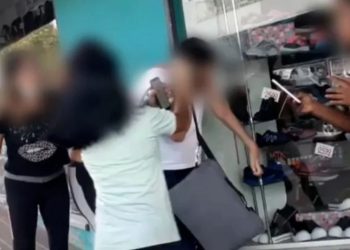 Se hizo pasar por su hija de 13 años, arregló para verse con el hombre que la acosaba y lo golpeó
