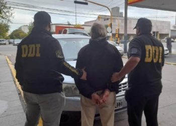 Su pareja falleció, obtuvo la tutela de su hija y fue detenido acusado de abusarla