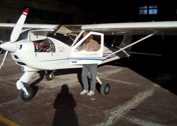 Tienen más de 70, él quería ser piloto y ella le cumplió el sueño