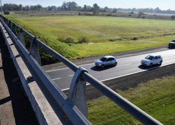 Tiró adoquines en la autopista para frenar a los autos y robarles: una víctima lo mató a tiros