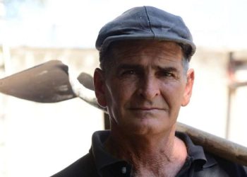 Un albañil de Córdoba descubrió que es hijo de un empresario y lo demanda por más de $100 millones