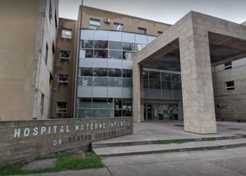 Conmoción entre los vecinos del lugar: Un hombre les ofreció jugo adulterado a tres nenes en la plaza y terminaron internados por intoxicación