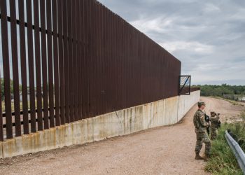 «Una tragedia sin sentido»: una mujer muere tras intentar escalar el muro fronterizo entre México y EE.UU.