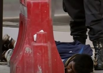 Violento ataque a una policía: le fracturaron el cráneo con un fierro y le robaron el arma