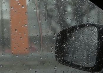 Un informe reveló cuál es el color de auto más peligroso en los días de lluvia