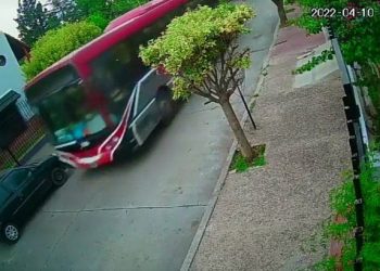 Insólito: Un nene de 12 años se robó un colectivo, manejó 30 cuadras y chocó varios autos