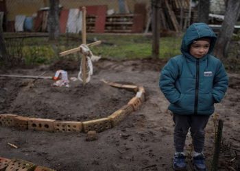 La historia detrás de la desoladora foto del nene junto a la tumba de su mamá en Ucrania: “Murió de miedo”