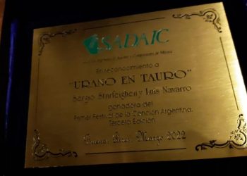 Vale Pavlovic, Sergio Sturfeighen y Luis Navarro recibieron la placa por “la mejor canción del año 2021”