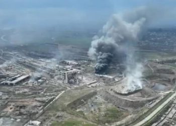 Mueren 10 civiles en un bombardeo ruso a una fábrica en el este de Ucrania