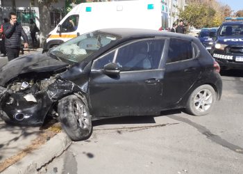 Fuerte accidente vial entre un auto y un utilitario