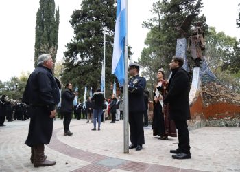Izamiento de Bandera y acto protocolar por el 25 de Mayo en la Plaza Centenario