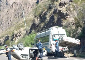 Choque y vuelco en Valle Grande: dos lesionados