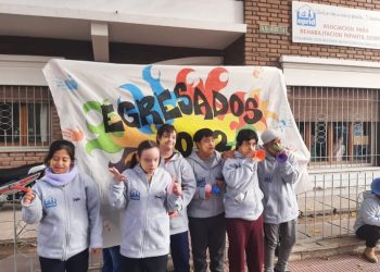 Los alumnos de 7° grado de APRID presentaron su remeray campera de egresados