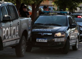 Asaltó a un hombre con un arma de fuego, lo atraparon e hirió a tres policías