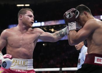 ¿Boxeo o lucha libre?: ‘Canelo’ Álvarez carga sobre su hombro a Dmitri Bivol en pleno combate