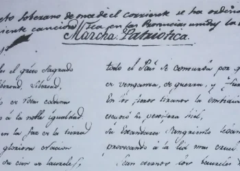 Duraba veinte minutos y tenía una letra agresiva contra España: la historia de transformación del Himno Nacional Argentino