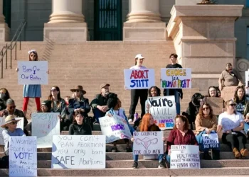 El gobernador de Oklahoma firma una nueva ley que prohíbe el aborto desde la fecundación