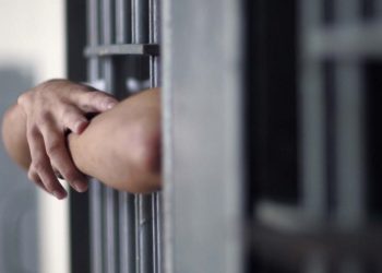 Está preso por homicidio y siguió cobrando su sueldo, con horas extras y presentismo