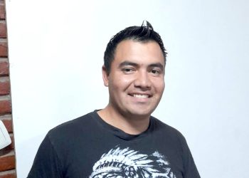 Es celador y enseña en su tiempo libre a los alumnos a bailar Folclore en la escuela de Carapacho, Malargüe