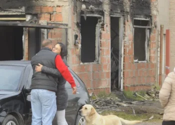Familia murió en un incendio: un bebé lo tiraron por la ventana y se salvó