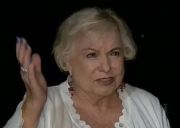 Fue al cajero a sacar plata, vio que le depositaron millones de dólares  por error y nadie le daba una respuesta