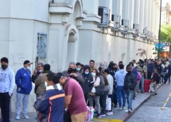 Hubo largas filas en Anses en el último día para registrarse por el bono de 18.000 pesos