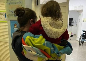 La Policía rescató a una nena de 2 años que estaba sola, encerrada y lloraba: su madre había ido a bailar