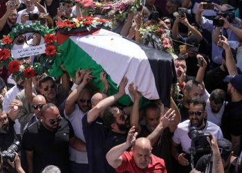 Las fuerzas israelíes atacan los asistentes al funeral de la periodista de Al Jazeera