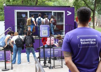 El “Talent Bus” se instaló ayer al frente de la UTN