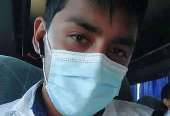 “Me apartó de la fila por tener gestos de maricón”: tiene 21 años y denunció a un chofer de colectivo por discriminación