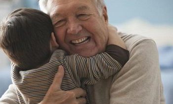 Un caso inédito en el país: Murió sin reconocer a su hijo, pero el abuelo hizo un pedido a la Justicia y le dio su apellido