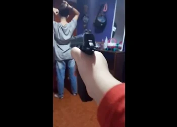 “Mañana la uso”: un chico se filmó con un arma y les mandó una terrible amenaza a sus compañeros de colegio